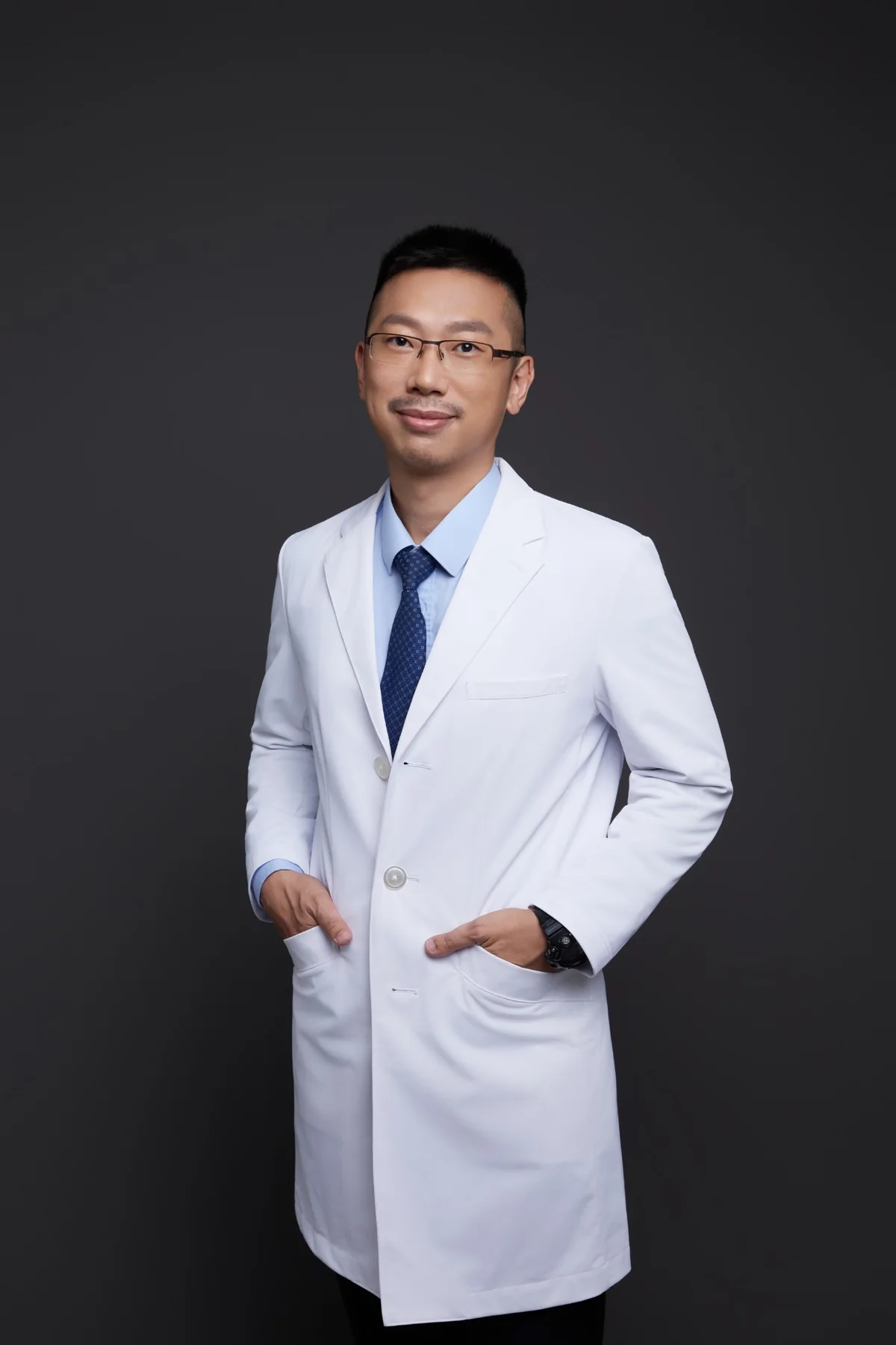 夏肇聰醫師白袍門診形象照