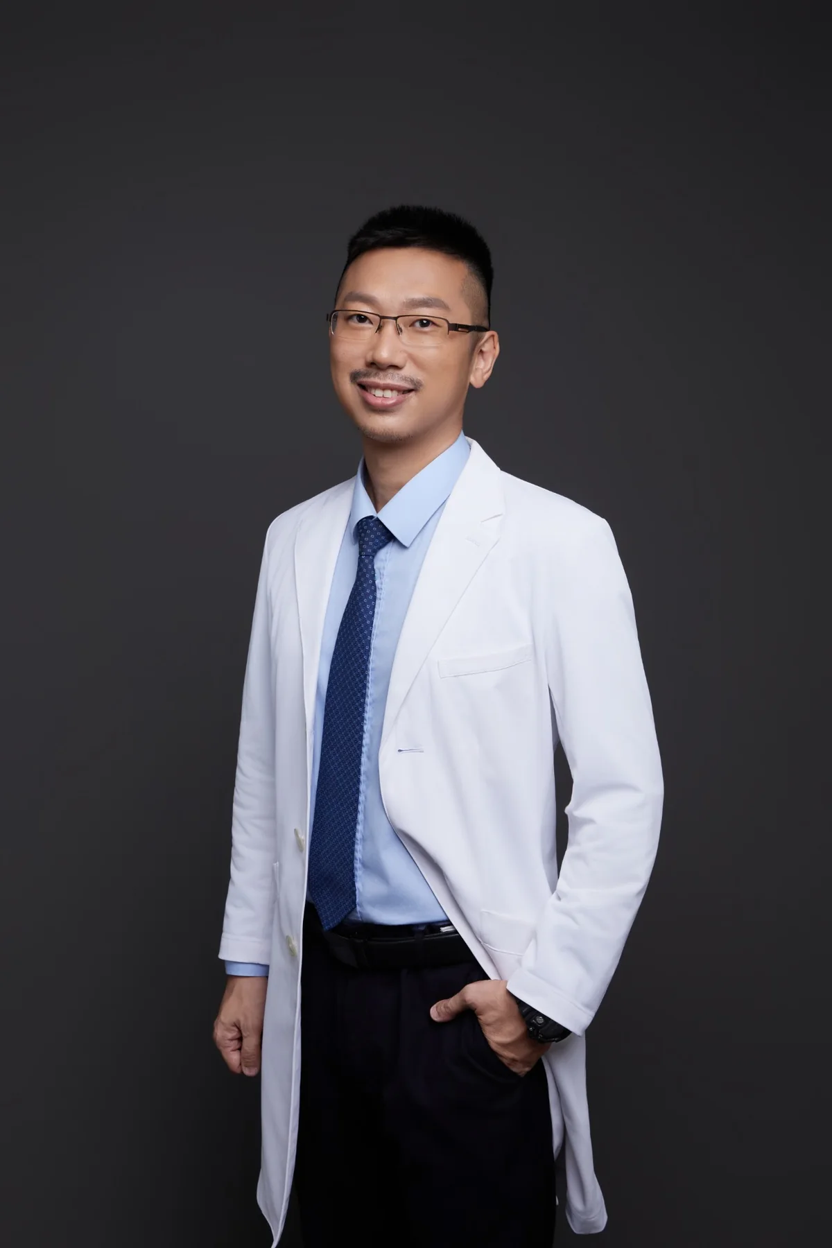 夏肇聰醫師白袍形象照